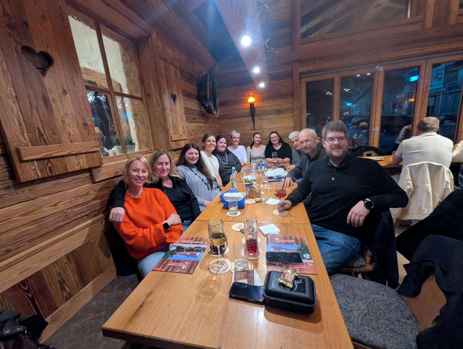 Team von Hierl & Hinz bei einem gemeinsamen Abendessen